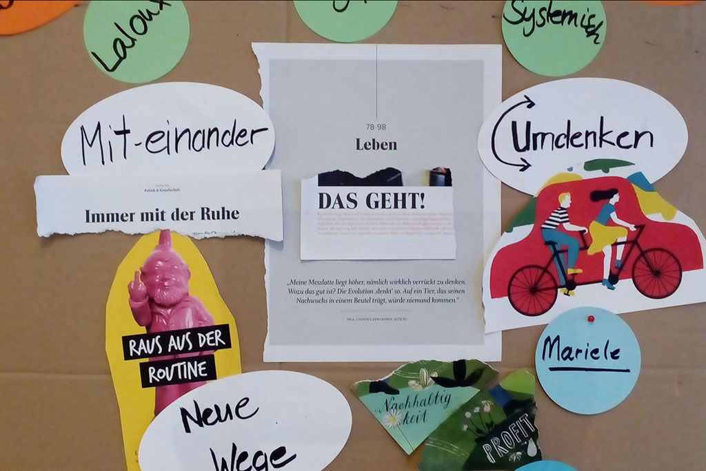 Eine Moderationswand mit ausgeschnittenen Begriffen, Zeitungsausschnitten und Illustrationen zu Veränderung und Umdenken